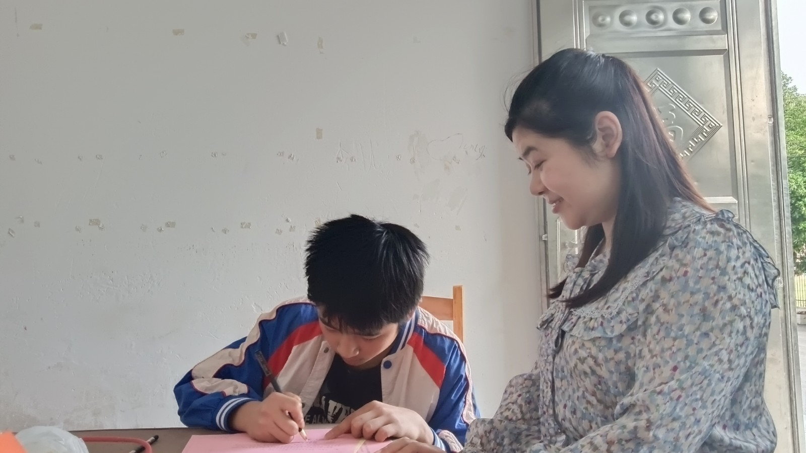 “筑牢安全防线，守护成长净土”