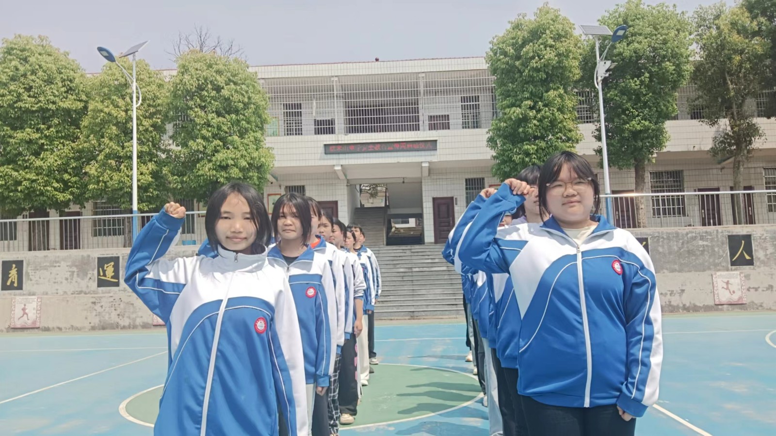 “筑牢安全防线，守护成长净土”