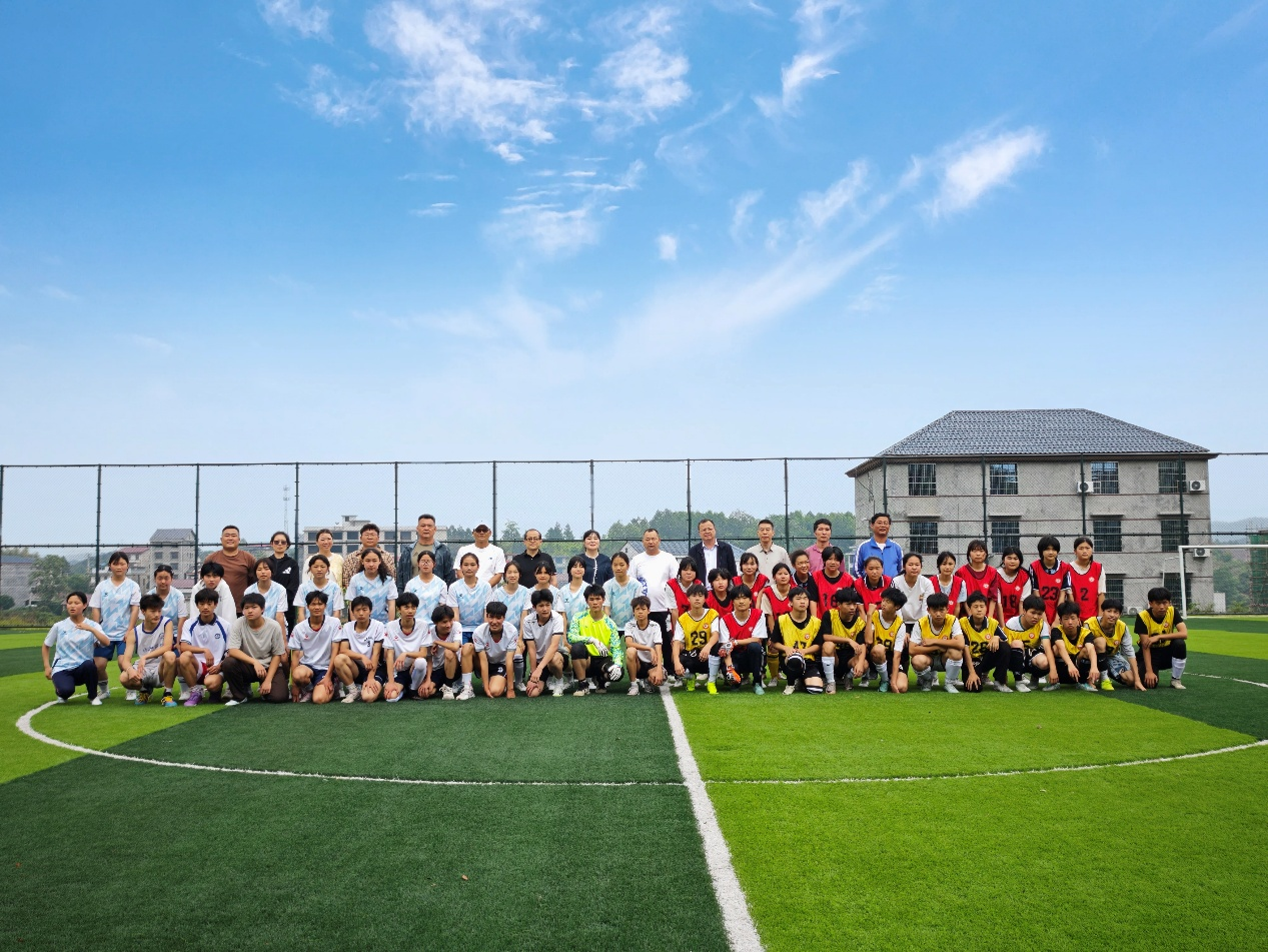 绿茵场上展风采，足球联谊共成长