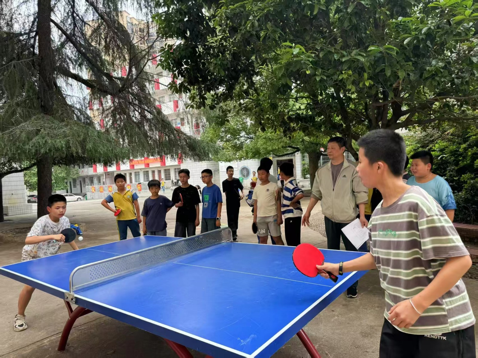 挥拍展风采 拼搏铸成长