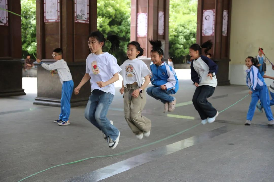 课间15分钟，邵东市二小娃在玩什么？