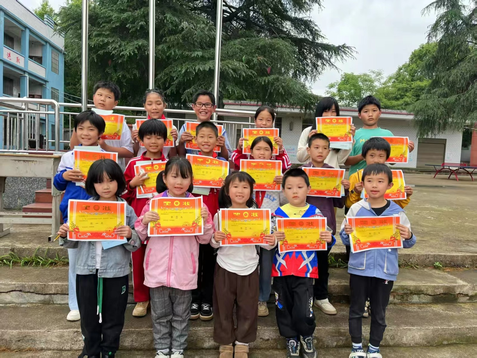 下花桥镇五里学校举行期中表彰暨防溺水安全大会