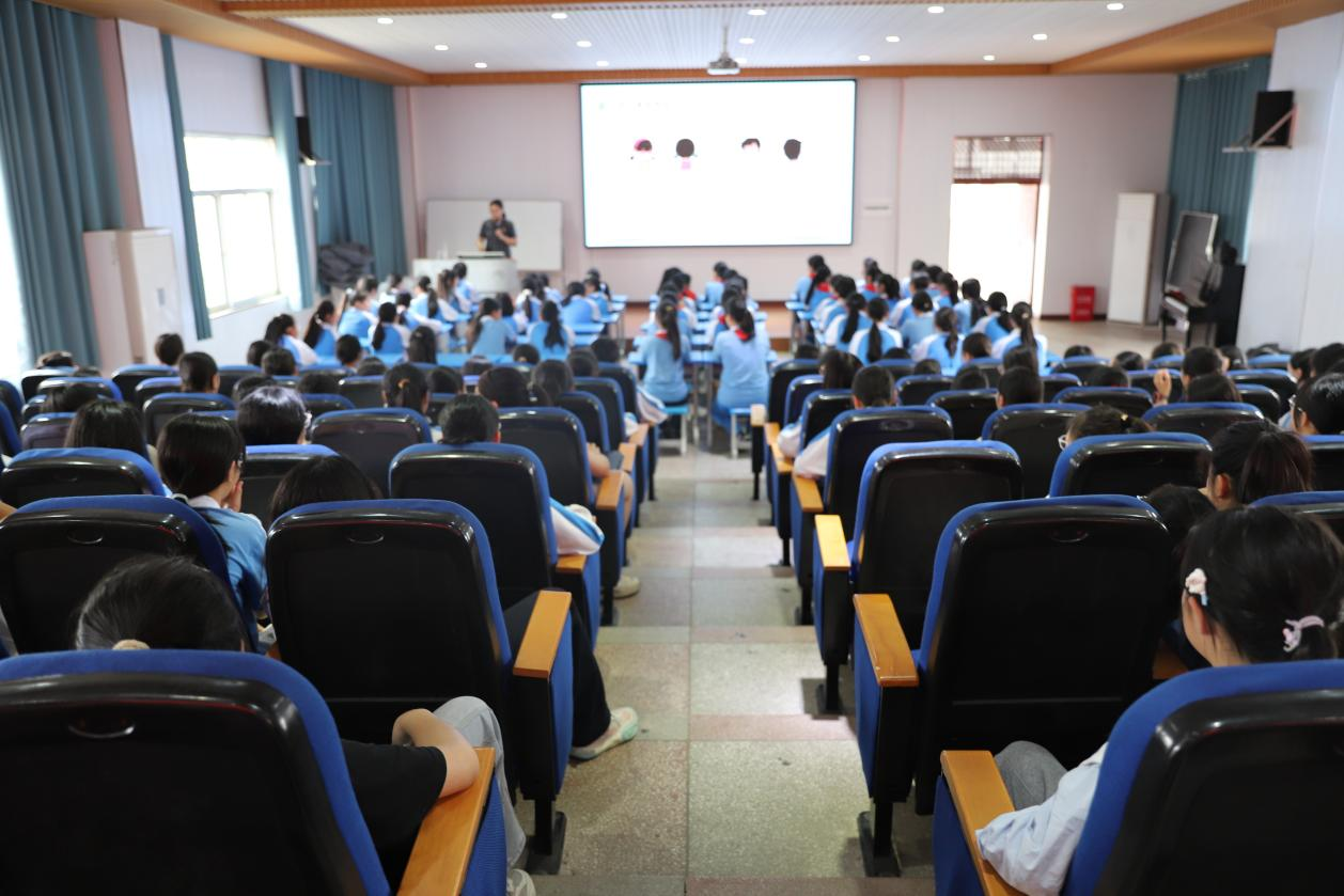 城区二小开展学生安全专题讲座