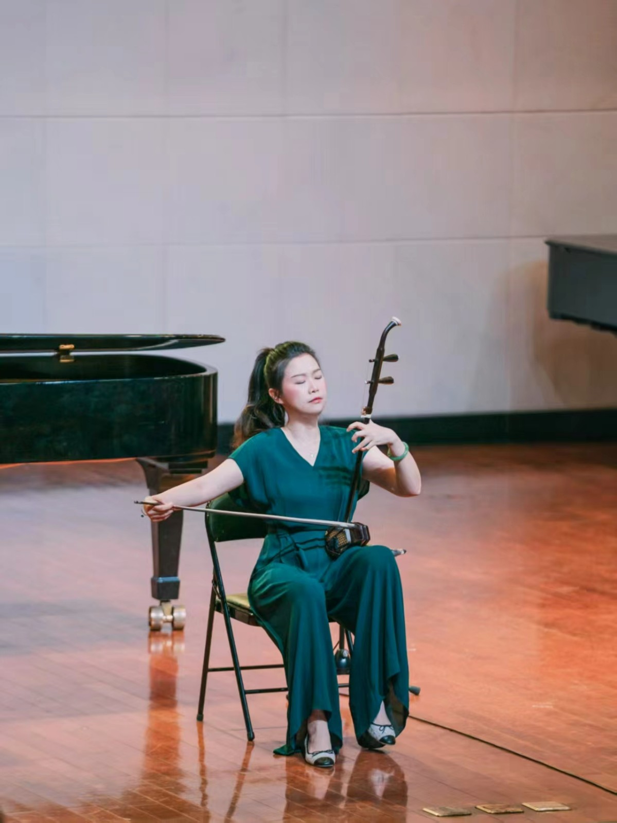 弦上交响：胡柳二胡演奏的多维美学解构与哲学思辨