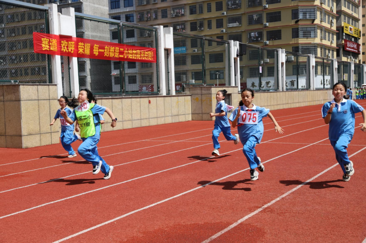 绿茵逐梦展风采，赛场争锋竞风流