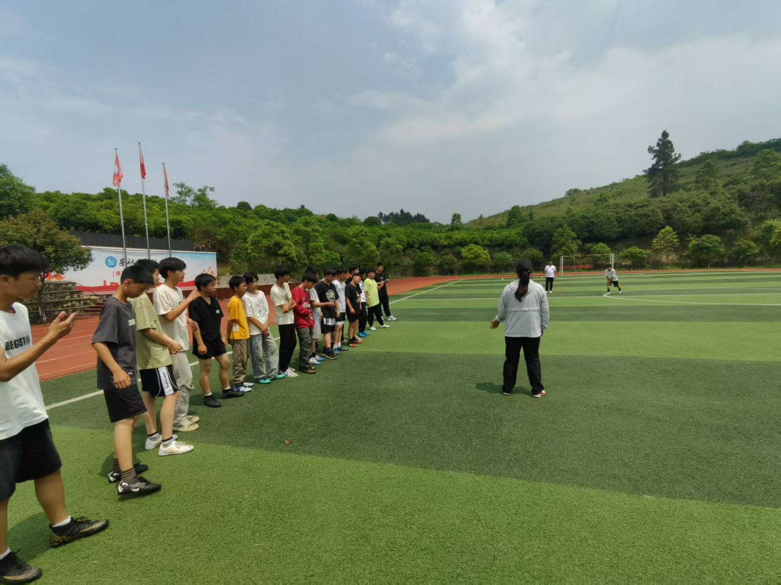 县教育局领导、县七中书记一行莅临蔡桥乡中学开展足球送教