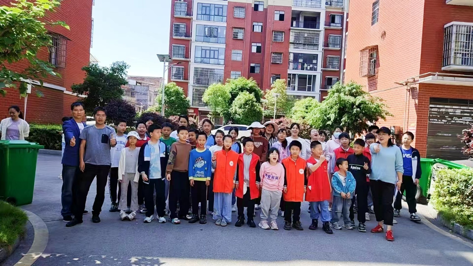 小手牵大手 清洁家园齐动手