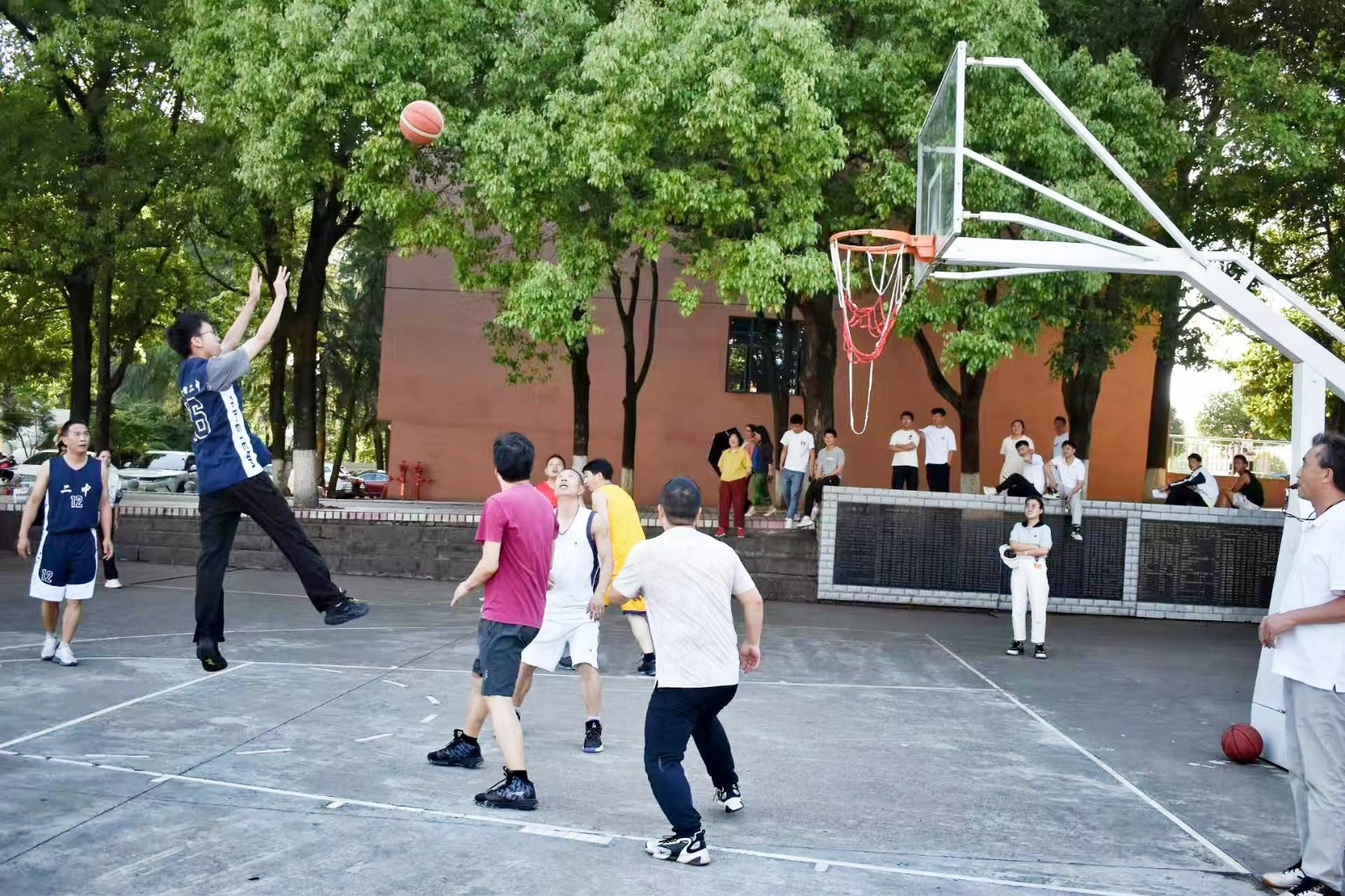 隆回二中举行政教杯教工篮球赛