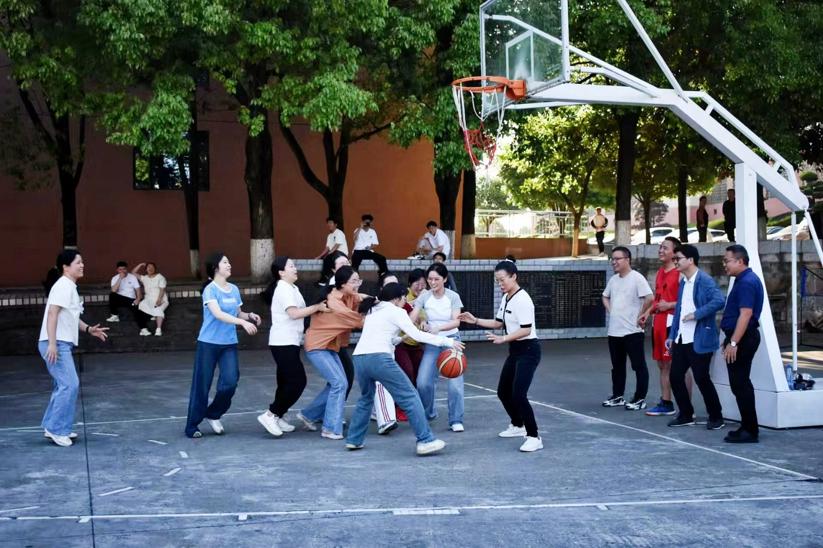 隆回二中举行政教杯教工篮球赛