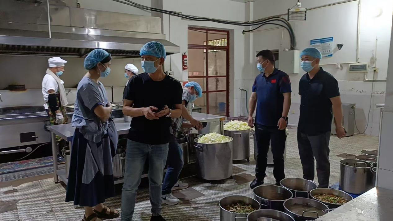 督查校园食品安全 护航学生营养健康