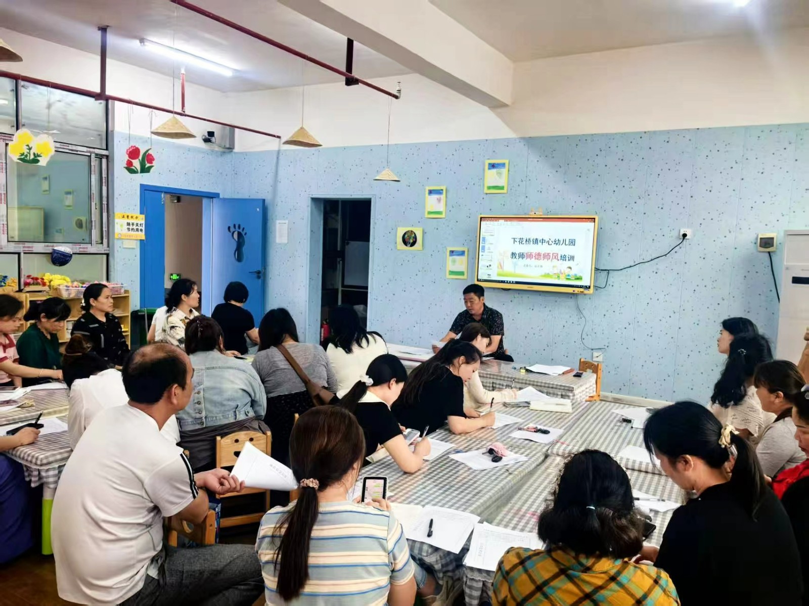 筑牢师德底线 弘扬师风正气