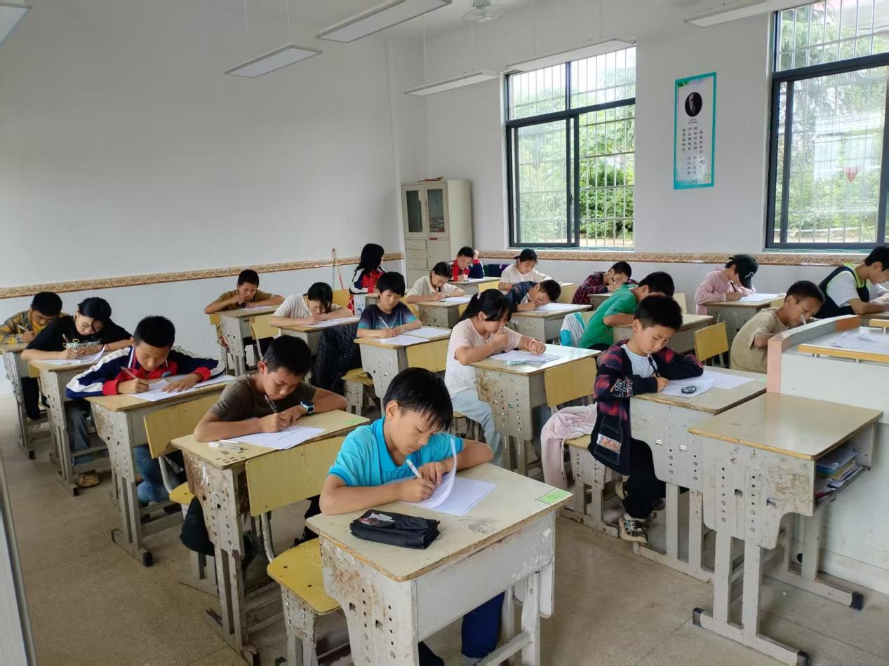 诗韵悠扬满校园 师生共书翰墨香