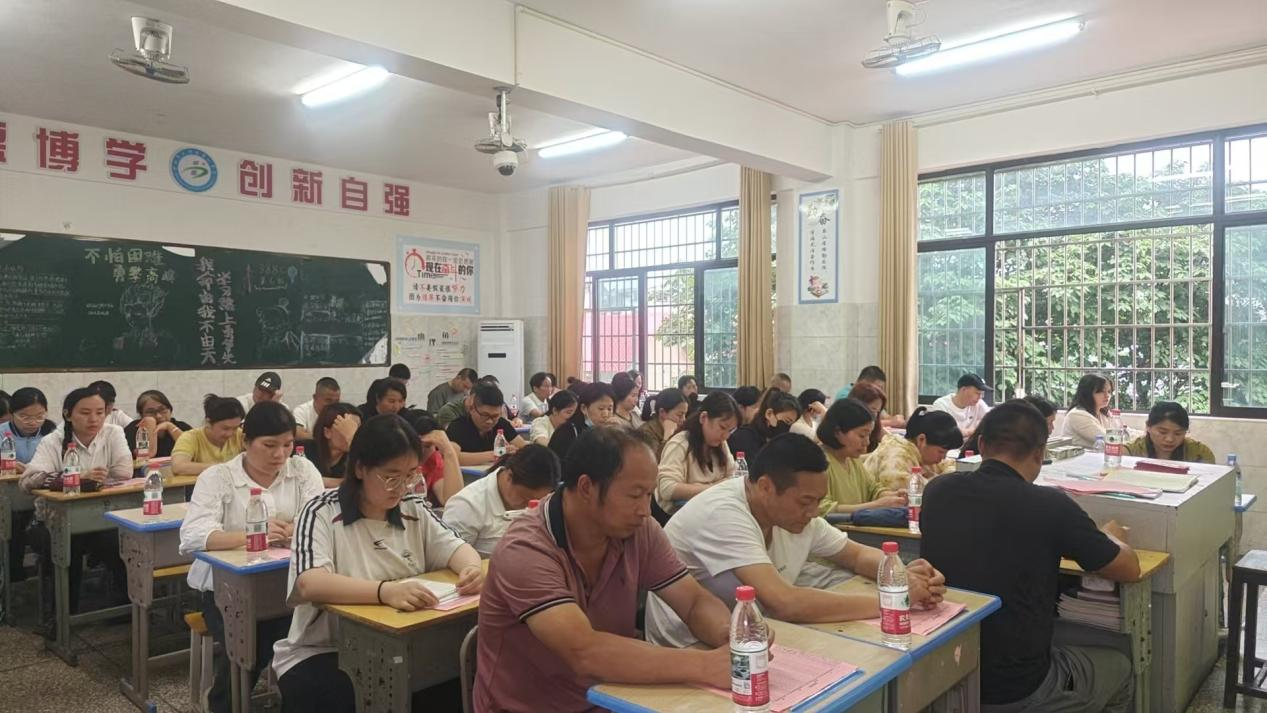 家校共育谋发展 政策领航向未来