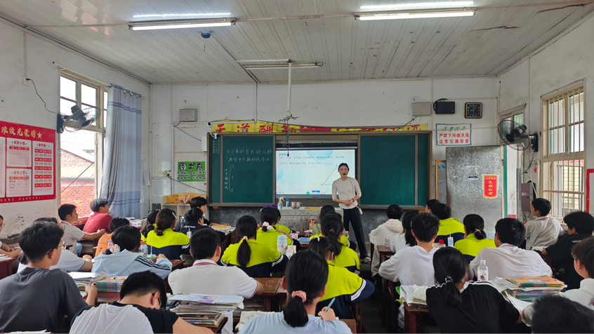 竹市镇中学刘玲老师执教初三数学公开课：巧用“中点辅助线”开启几何“宝藏之门”