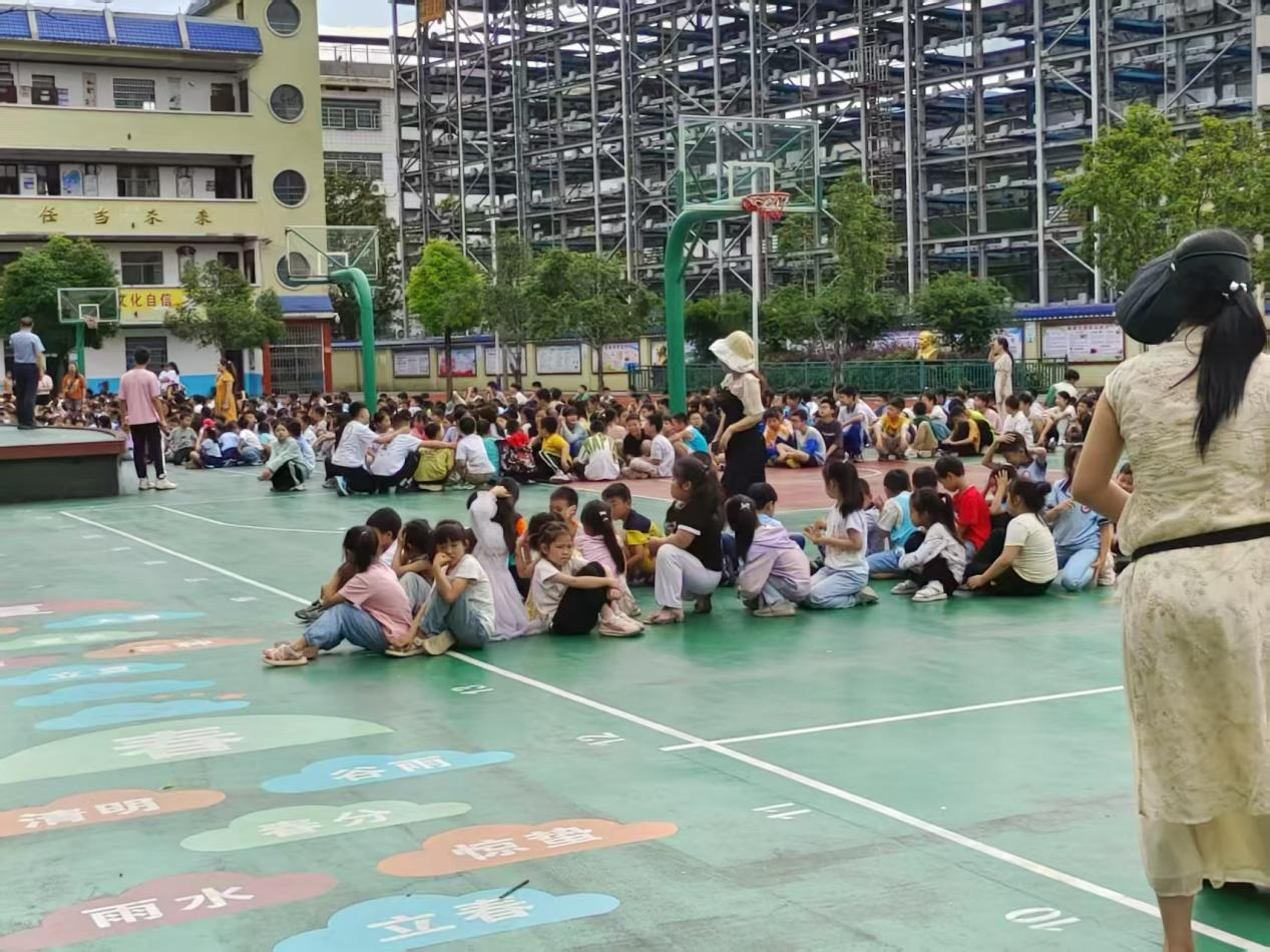 藕塘小学组织全校师生进行安全疏散应急演练