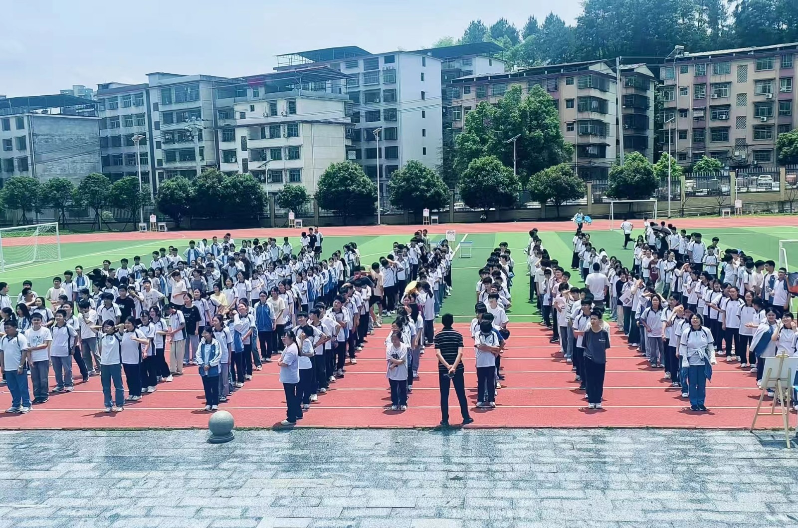 塘渡口中学开展“自‘游’成长、驭光而上”九年级中考释压活动