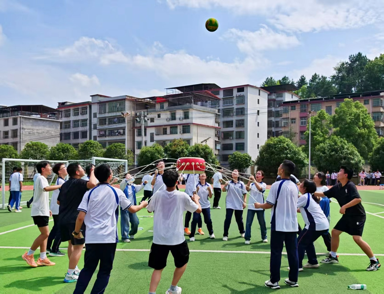 塘渡口中学开展“自‘游’成长、驭光而上”九年级中考释压活动