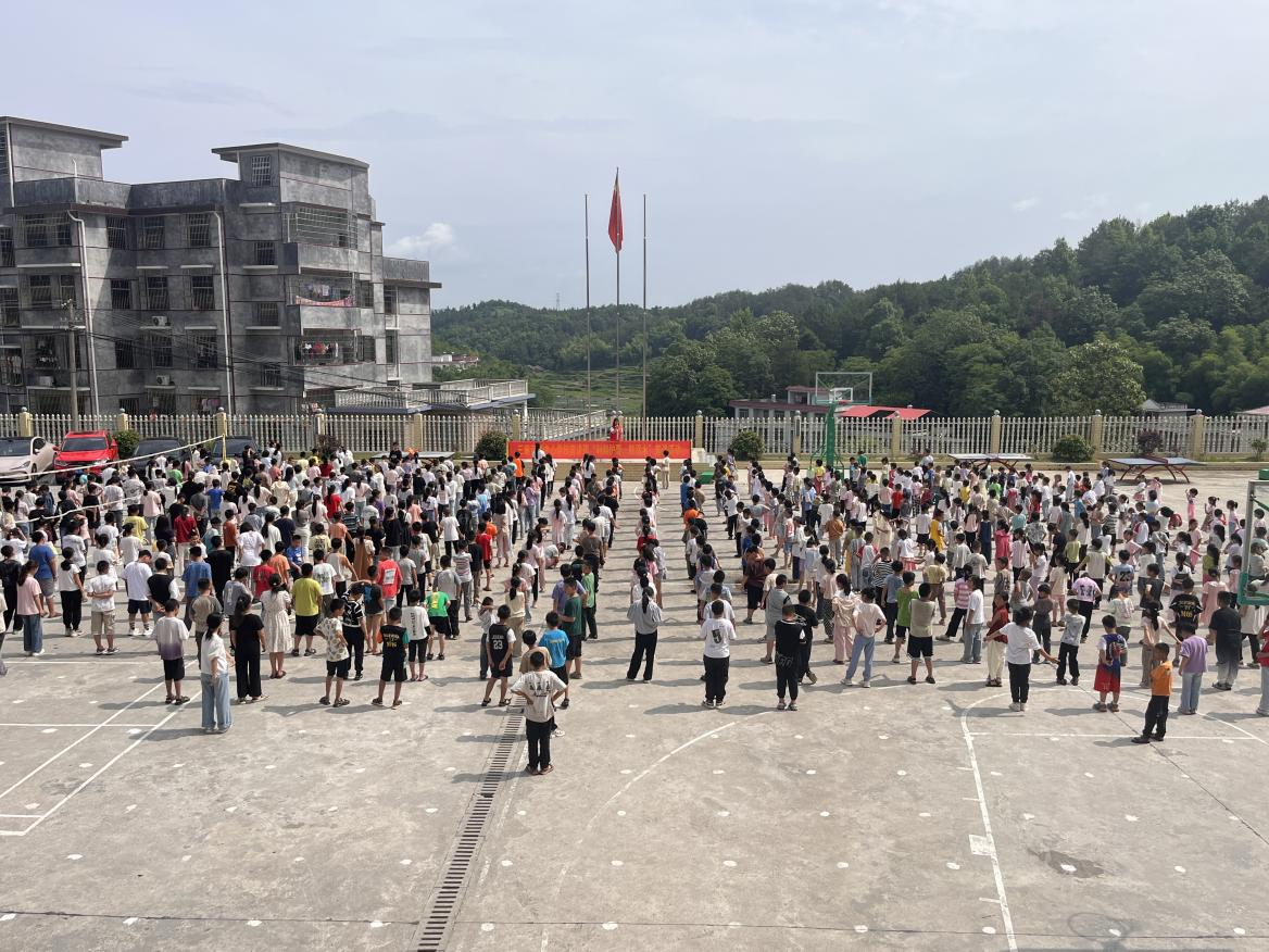 筑牢安全防线 守护花蕾绽放