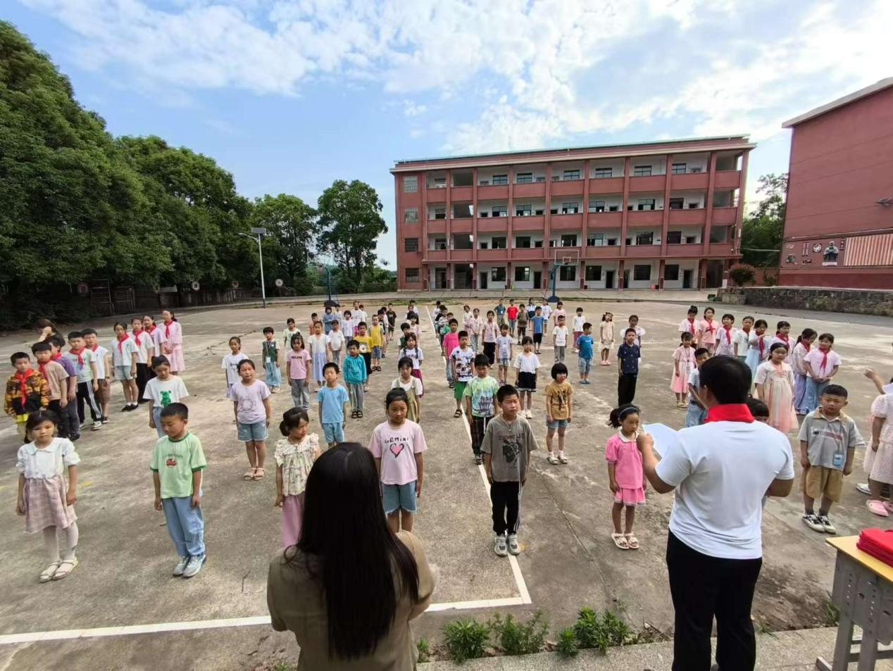 “星星火炬伴成长——红色基因永流传”