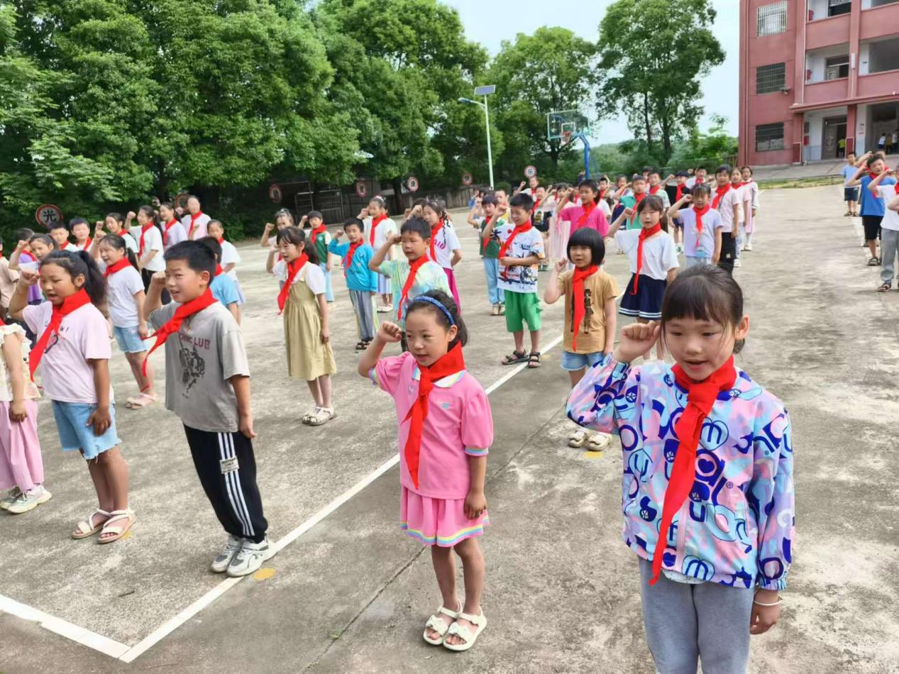 “星星火炬伴成长——红色基因永流传”