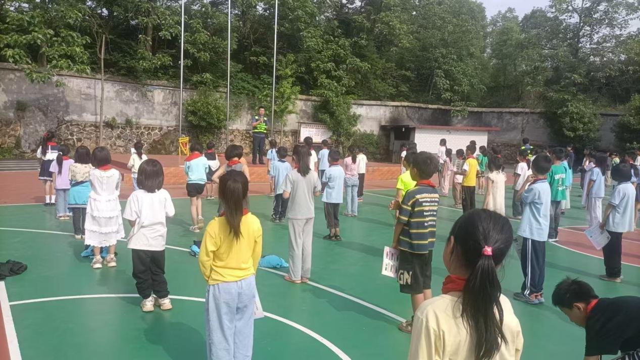 黄塘中心完小高速公路爱路护路宣传——安全同行，共筑平安校园