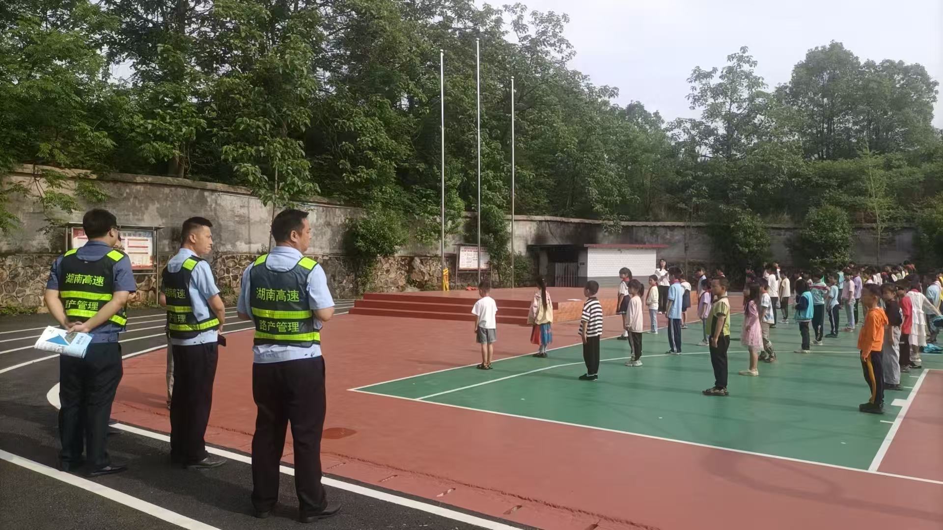 黄塘中心完小高速公路爱路护路宣传——安全同行，共筑平安校园