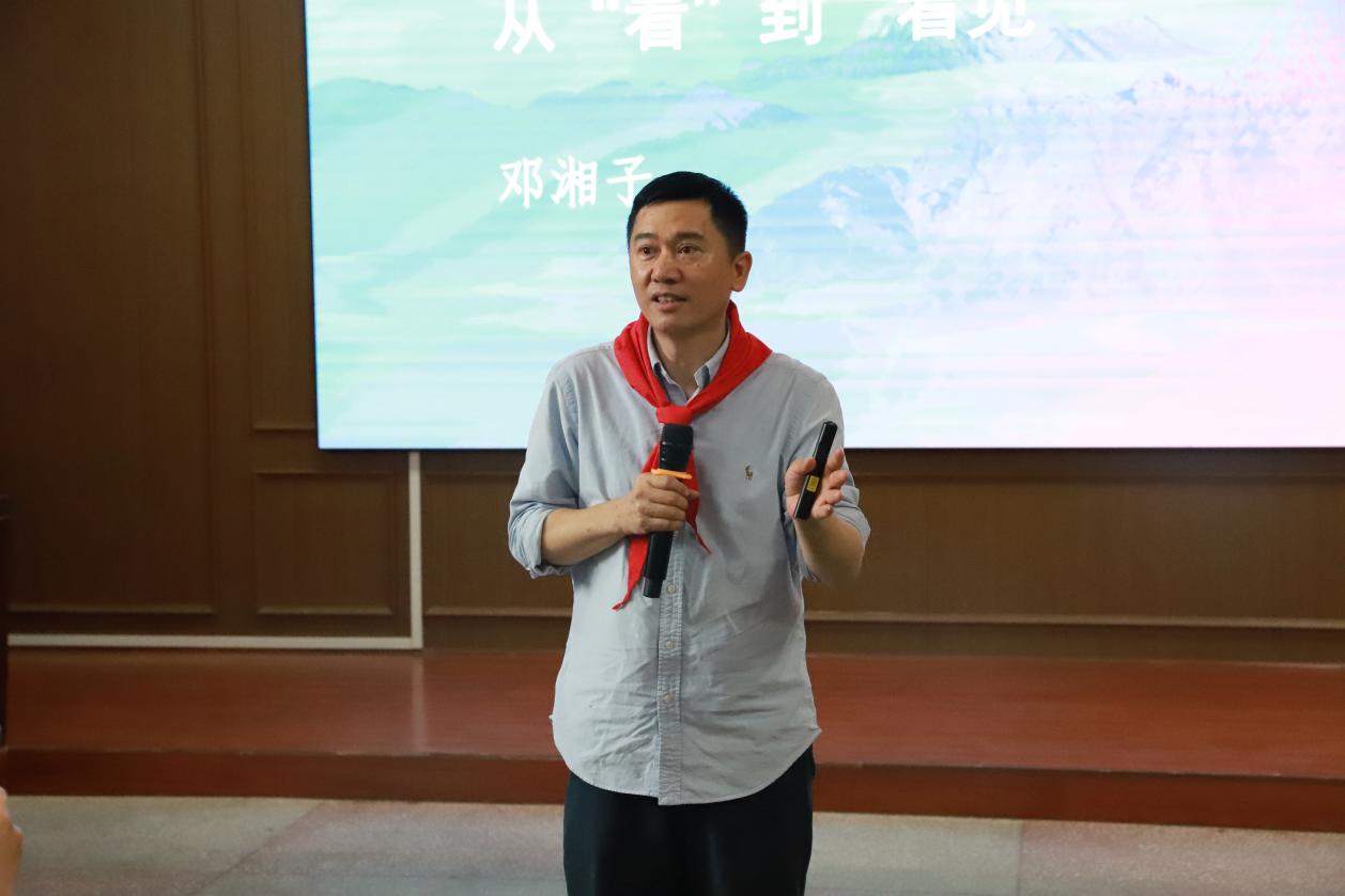 邓湘子老师走进二小，点燃阅读写作热情：和作家一起摘星星！