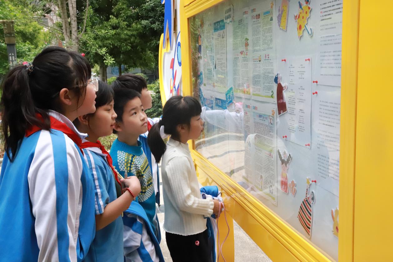 邓湘子老师走进二小，点燃阅读写作热情：和作家一起摘星星！