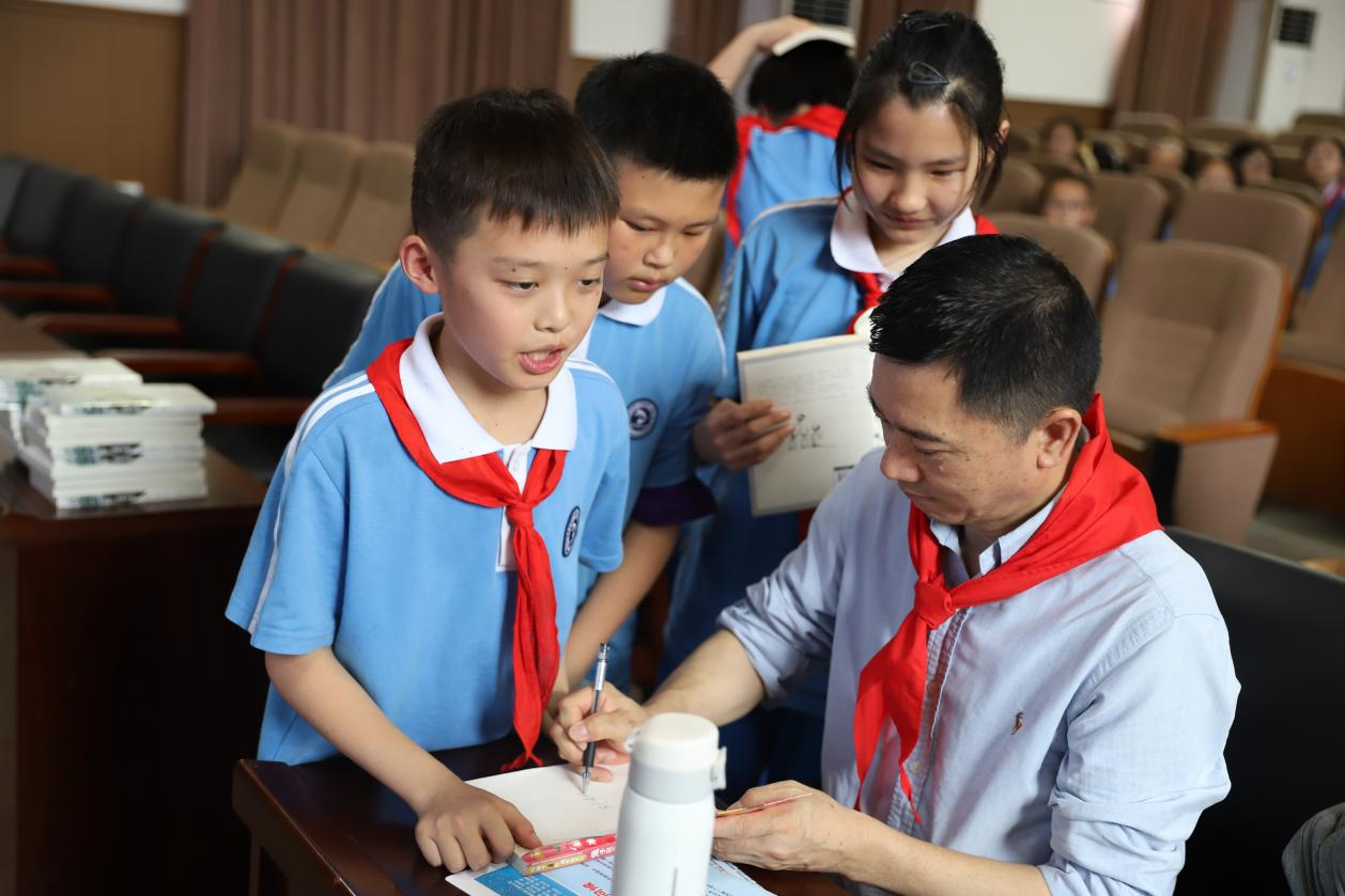 邓湘子老师走进二小，点燃阅读写作热情：和作家一起摘星星！