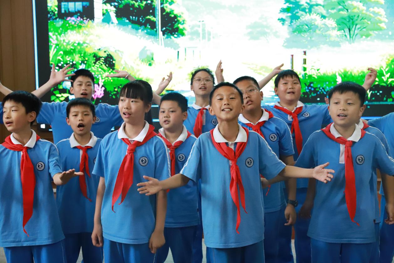 邓湘子老师走进二小，点燃阅读写作热情：和作家一起摘星星！