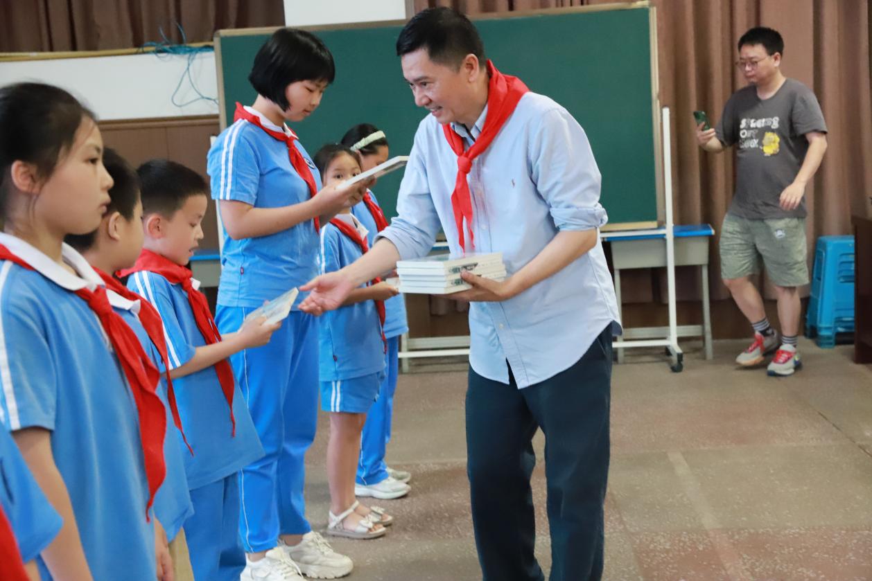 邓湘子老师走进二小，点燃阅读写作热情：和作家一起摘星星！