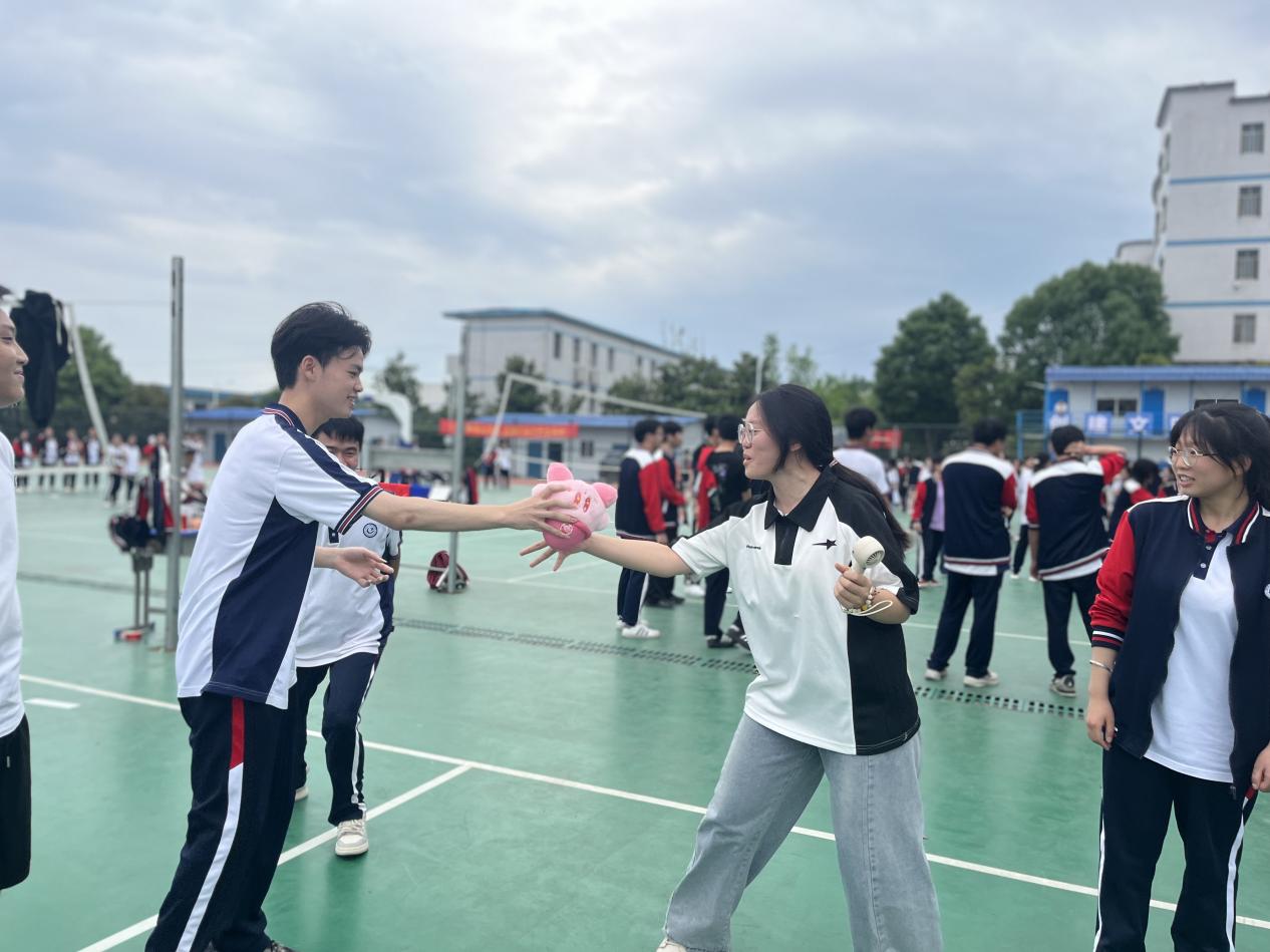 激情释放压力，青春昂扬逐梦