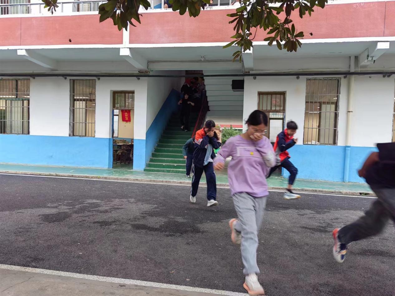 实战演练筑屏障 消防安全护校园