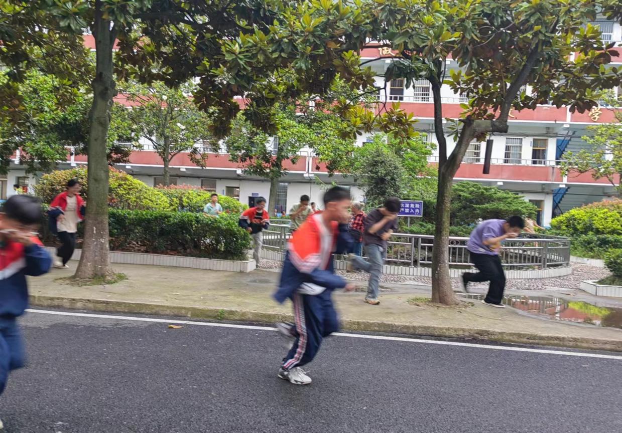 实战演练筑屏障 消防安全护校园