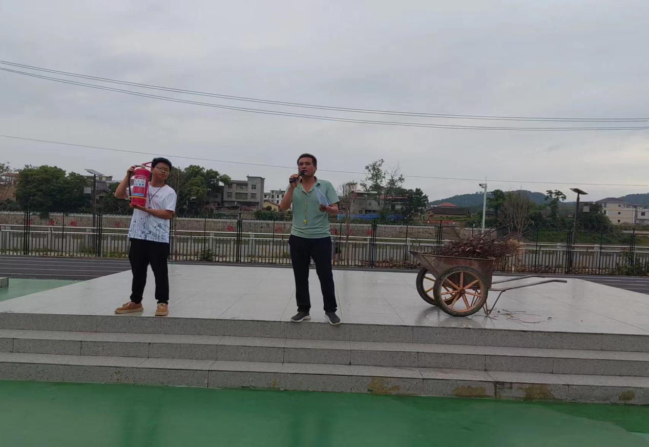 实战演练筑屏障 消防安全护校园