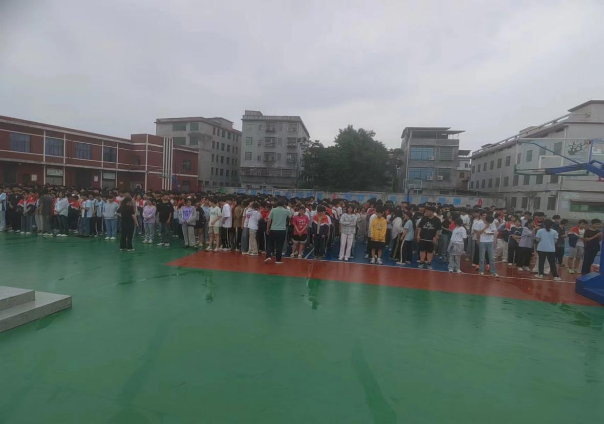 实战演练筑屏障 消防安全护校园