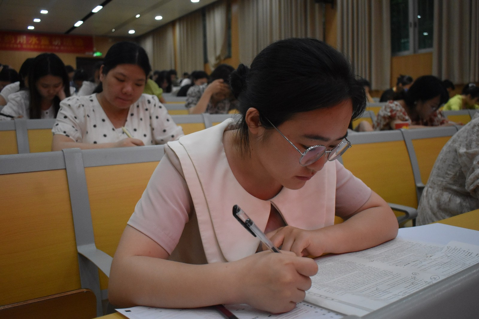 隆回二中举行2025年青年教师文化考试