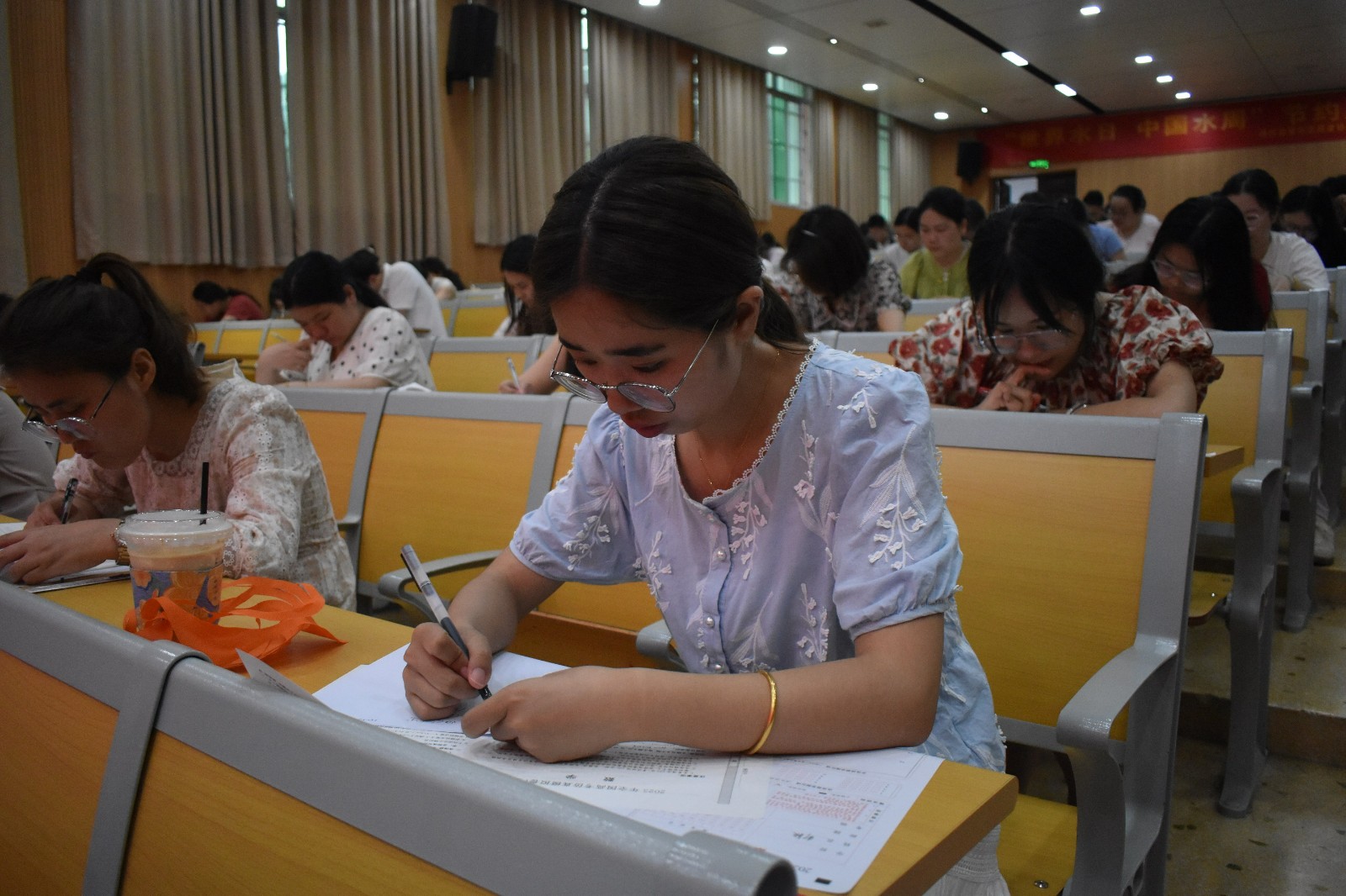 隆回二中举行2025年青年教师文化考试