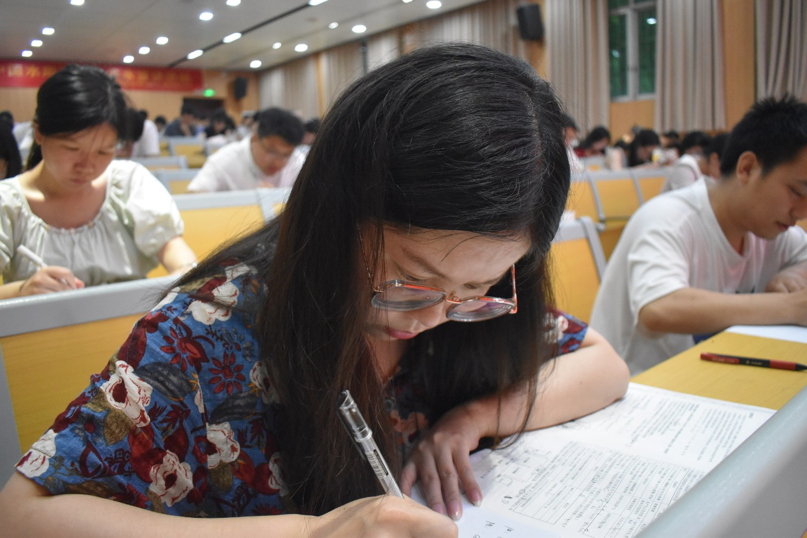 隆回二中举行2025年青年教师文化考试