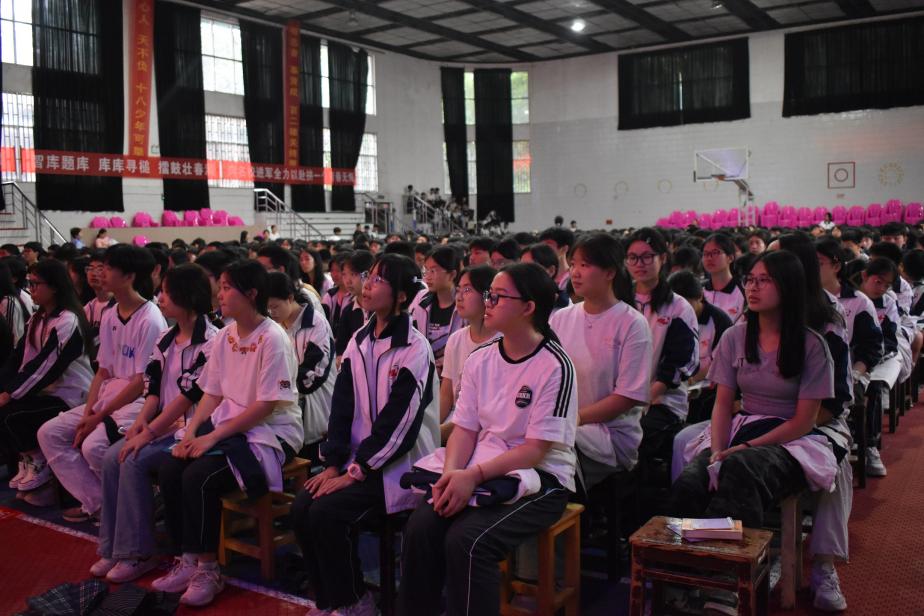 隆回二中开展法治宣讲进校园活动：筑牢青春防线，护航平安成长