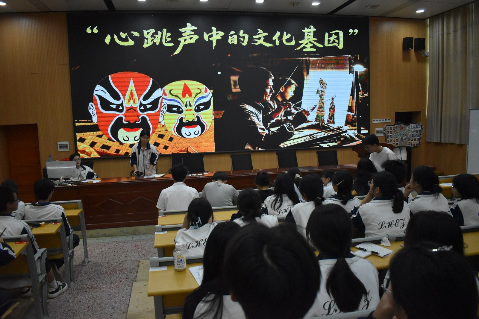 隆回二中举行研究性学习初赛课题多样贴近学生实际