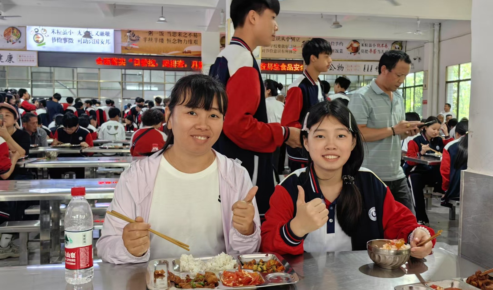 校园开放迎嘉宾，匠心筑梦展风采