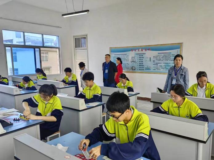 科学实践展风采  实验操作促成长