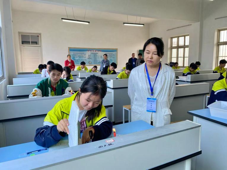科学实践展风采  实验操作促成长