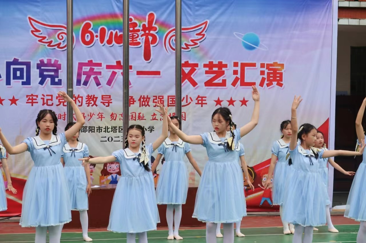 童心绽放承壮志，舞台声声诉衷肠