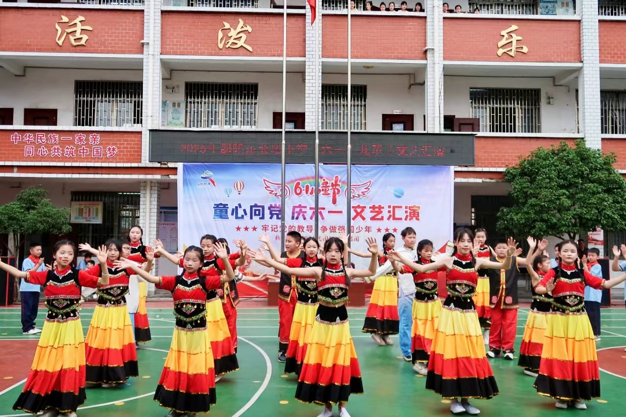 童心绽放承壮志，舞台声声诉衷肠