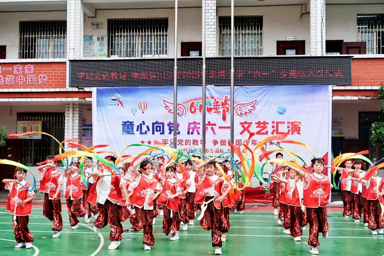 童心绽放承壮志，舞台声声诉衷肠