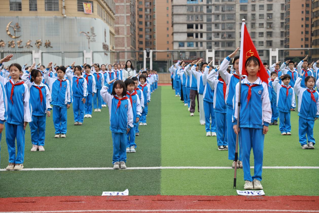 城区二小举行少先队员入队仪式：传承红色基因，争做时代新人