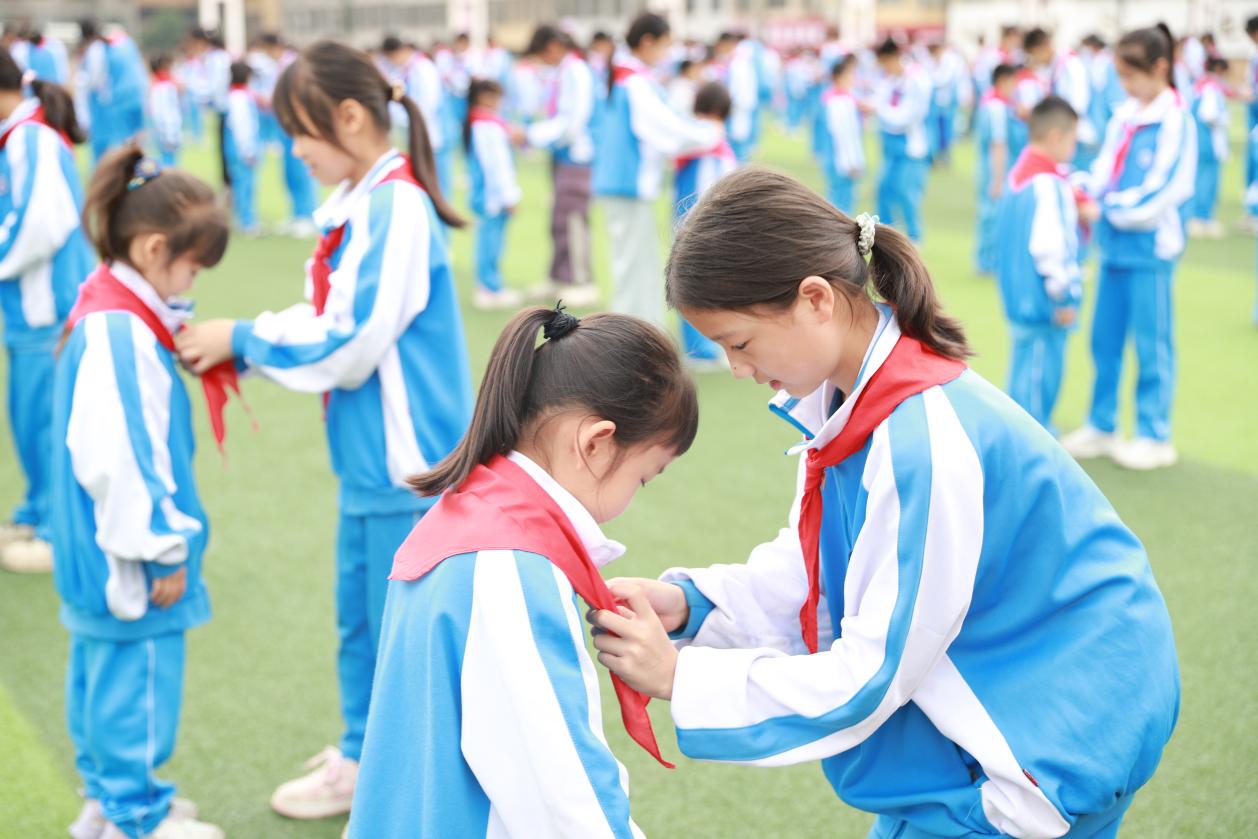 城区二小举行少先队员入队仪式：传承红色基因，争做时代新人