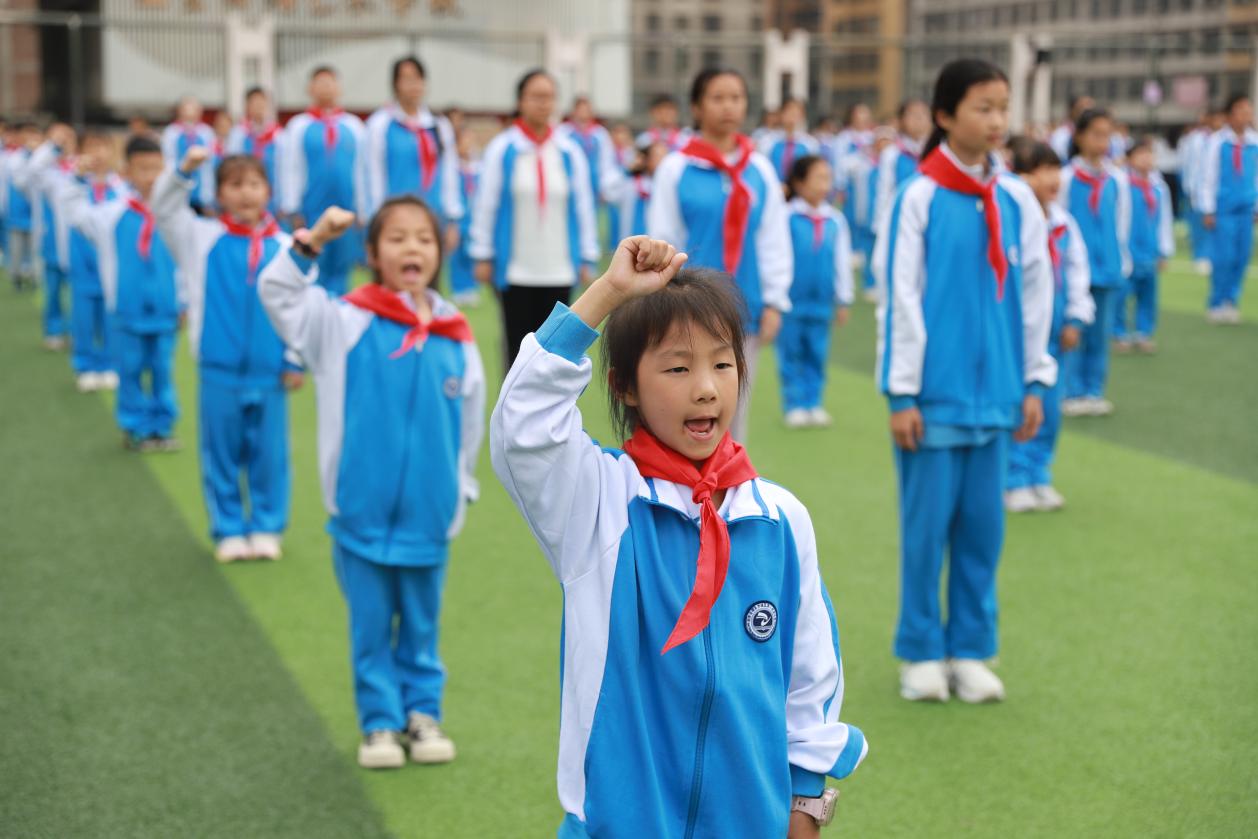 城区二小举行少先队员入队仪式：传承红色基因，争做时代新人